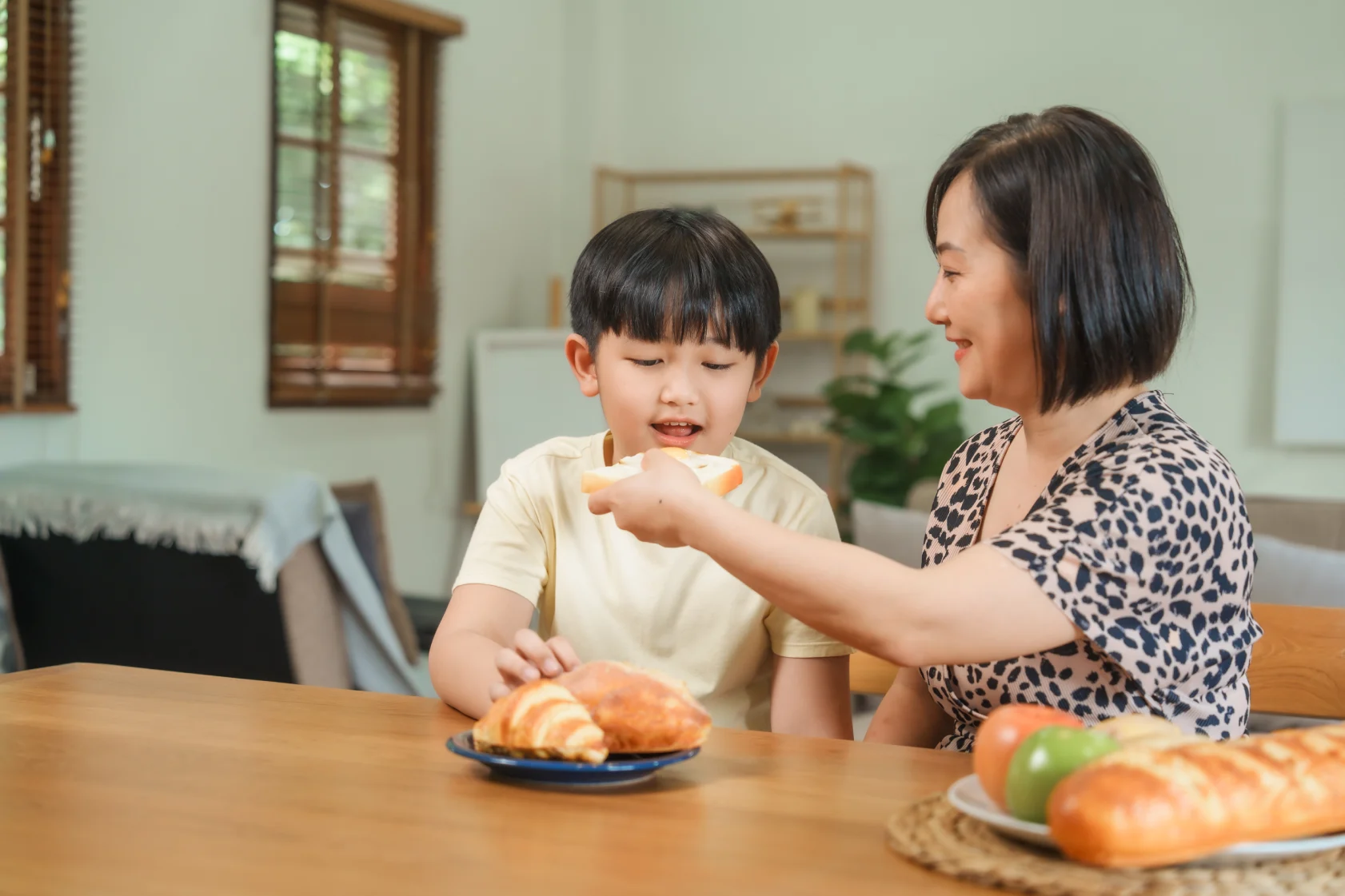a-mother-and-son-happily-feed-each-other-snacks-wh-2026-01-08-07-54-29-utc